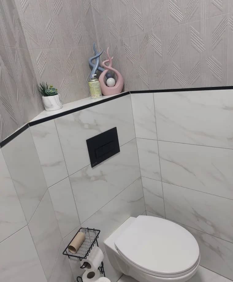 שירותים משופצים עם חיפוי קרמיקה ועבודה נקייה